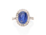 une bague en saphir et diamant