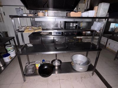 une cuisine équipée d'une cuisinière, d'un évier et d'autres éléments sur le plan de travail
