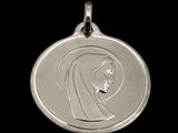 un gros plan d'une médaille d'argent sur fond noir