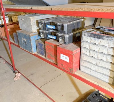 de nombreuses boîtes de piles posées sur une étagère dans un garage