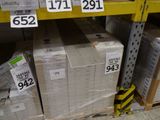 les nombreuses boîtes qui se trouvent sur les rayons du magasin