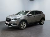 Un SUV OPC dans un showroom aux murs blancs et au sol noir