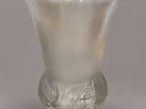 un vase en verre orné d'un motif de feuilles