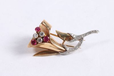 une photo d'une broche ornée de diamants et de rubis