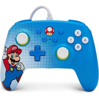 La manette de la Nintendo Wii est bleue et comporte un personnage de Mario.