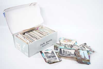 une boîte blanche contenant tout un tas de vieilles photos