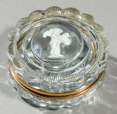 une boîte en verre contenant la photo d'une femme