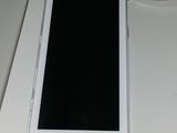 un téléphone portable blanc posé sur une table