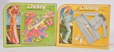 deux cartons remplis de vêtements poussiéreux posés sur une table