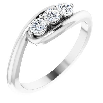 une bague en or blanc sertie de trois diamants, avec un anneau incurvé