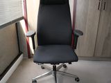 une chaise de bureau noire dans un coin de la pièce