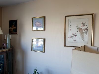 une photo d'un salon avec des tableaux accrochés au mur