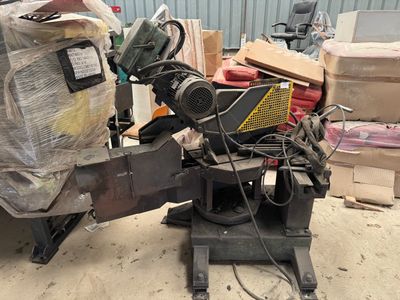 une machine posée au milieu d'une pile de cartons