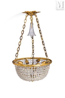 un lustre en or et en cristal suspendu au plafond