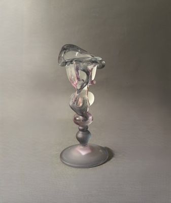 un vase en verre avec un oiseau sur une table