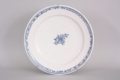 assiette bleue et blanche ornée d'un motif floral sur le bord