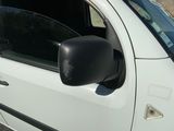 une petite voiture blanche garée dans un parking