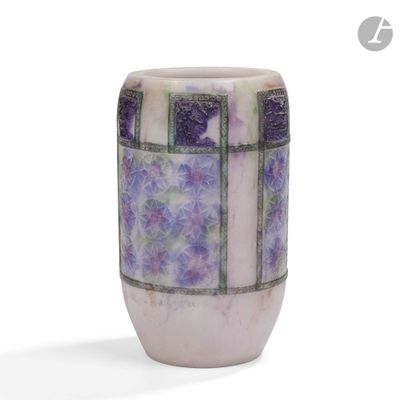 un vase orné d'un motif violet et bleu