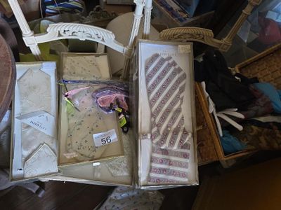 une boîte d'objets assortis posée sur une table