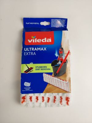 un gros plan sur un paquet de produits d'entretien posé sur une table