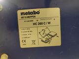 une étiquette au dos d'une machine sur laquelle est inscrit « Metabo »