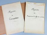deux vieilles feuilles sur lesquelles il y a des inscriptions, posées sur une table