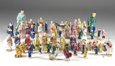 un ensemble de figurines représentant des personnes debout en cercle