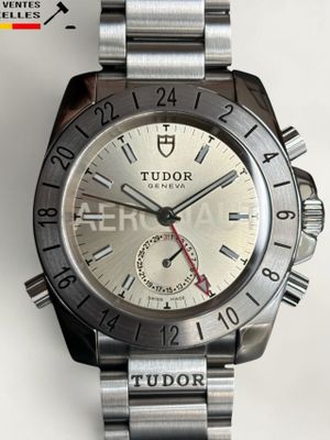 gros plan d'une montre sur une surface blanche