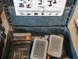 une boîte à outils contenant des outils, posée sur le sol