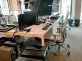 une salle où se trouvent de nombreux ordinateurs et bureaux