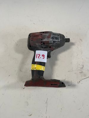 une perceuse posée sur une surface blanche