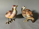 deux figurines d'oiseaux placées l'une à côté de l'autre