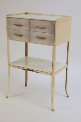 une petite table avec deux tiroirs et une étagère