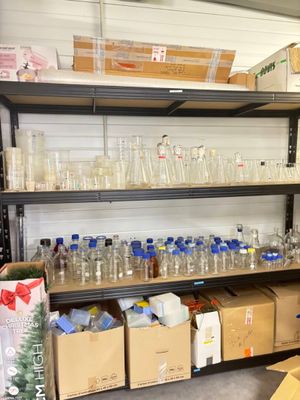 de nombreuses bouteilles et boîtes sur les étagères de la pièce