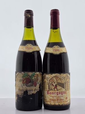 deux bouteilles de vin posées l'une à côté de l'autre sur une table