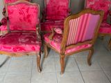 plusieurs chaises avec un revêtement rose, un revêtement rose, un revêtement rose, un revêtement rose, un revêtement rose, un revêtement rose, un revêtement rose, un revêtement rose, un revêtement rose