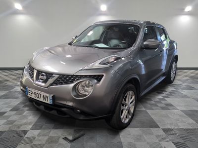 une photo d'un suv nissan argenté garé dans un garage