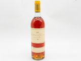 une bouteille de vin rouge posée sur une surface blanche