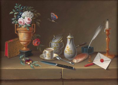 une peinture représentant une nature morte avec une théière, un pot à thé et d'autres objets posés sur une table