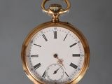 une montre de poche en or avec des chiffres romains sur le cadran