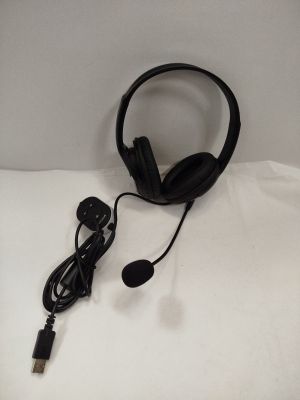 un casque posé sur un drap blanc
