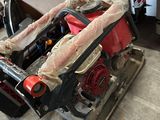 une photo d'une machine rouge et noire dans un garage