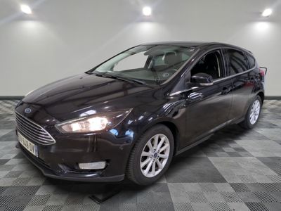 la voiture est garée sur le sol en damier du garage