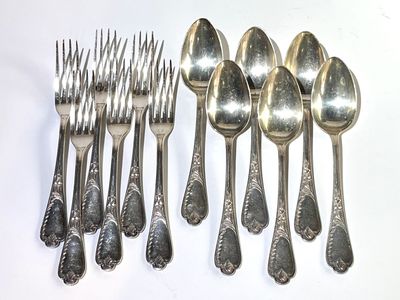 ERCUIS. Ensemble de 6 couverts en métal argenté à décor d'ir…