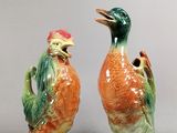 paire de figurines en céramique représentant un oiseau et un oiseau au bec rouge