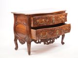 une petite commode en bois avec un plateau en marbre
