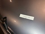 a sticker on the hood of a car that says veauuto