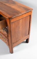 Commode en noyer mouluré à façade légèrement galbée ouvrant … (photo 3)