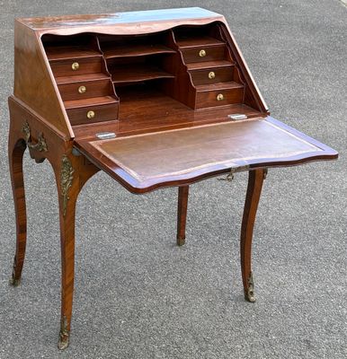 un petit bureau en bois avec un tiroir
