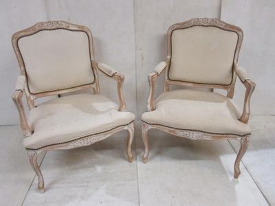 173.56 - PAIRE DE FAUTEUILS A LA REINE DE STYLE LOUIS XV EN …